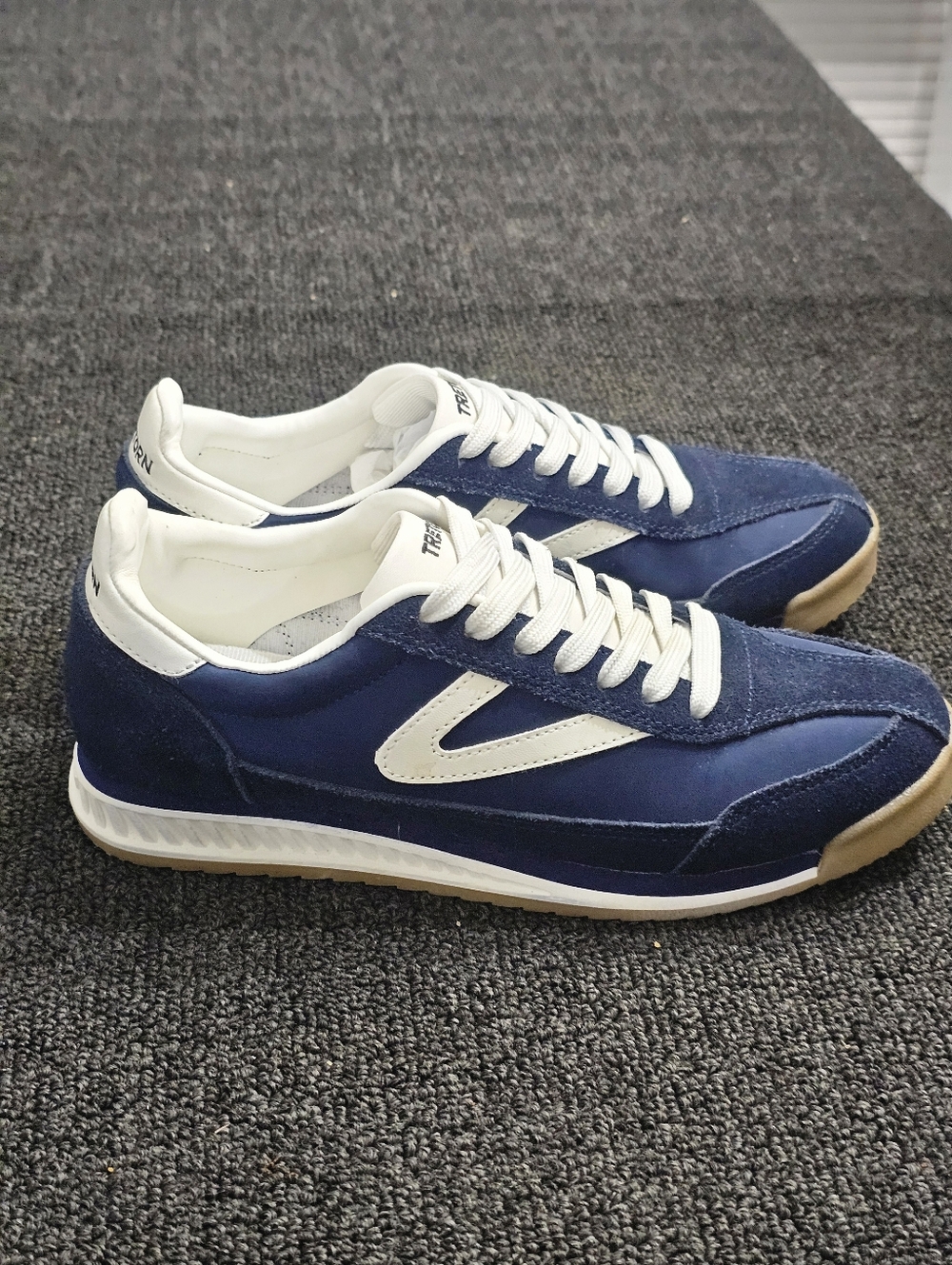 Tretorn Navy & White Rawlins 2.0 Retro Runner Sneakers w/ Gum Soles Women's 7.5M - Picture 3 of 8